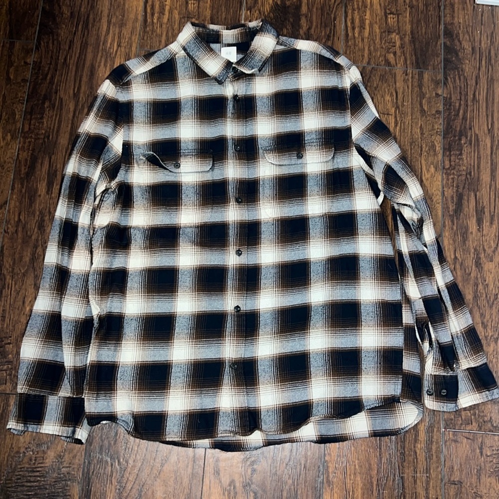 H&M Flannel Button Down
Worn Once
Size Large